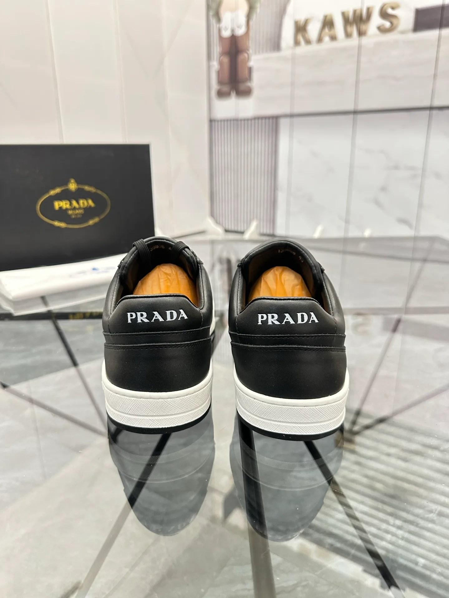 Men's shoes: 💰P400¥ Product trademark: Prada *"Prada*" low-top casual shoes Regular size: 38-44 (can be customized to 45) Product materials: imported cowhide upper, sheepskin lining, original outsole. Number: 020